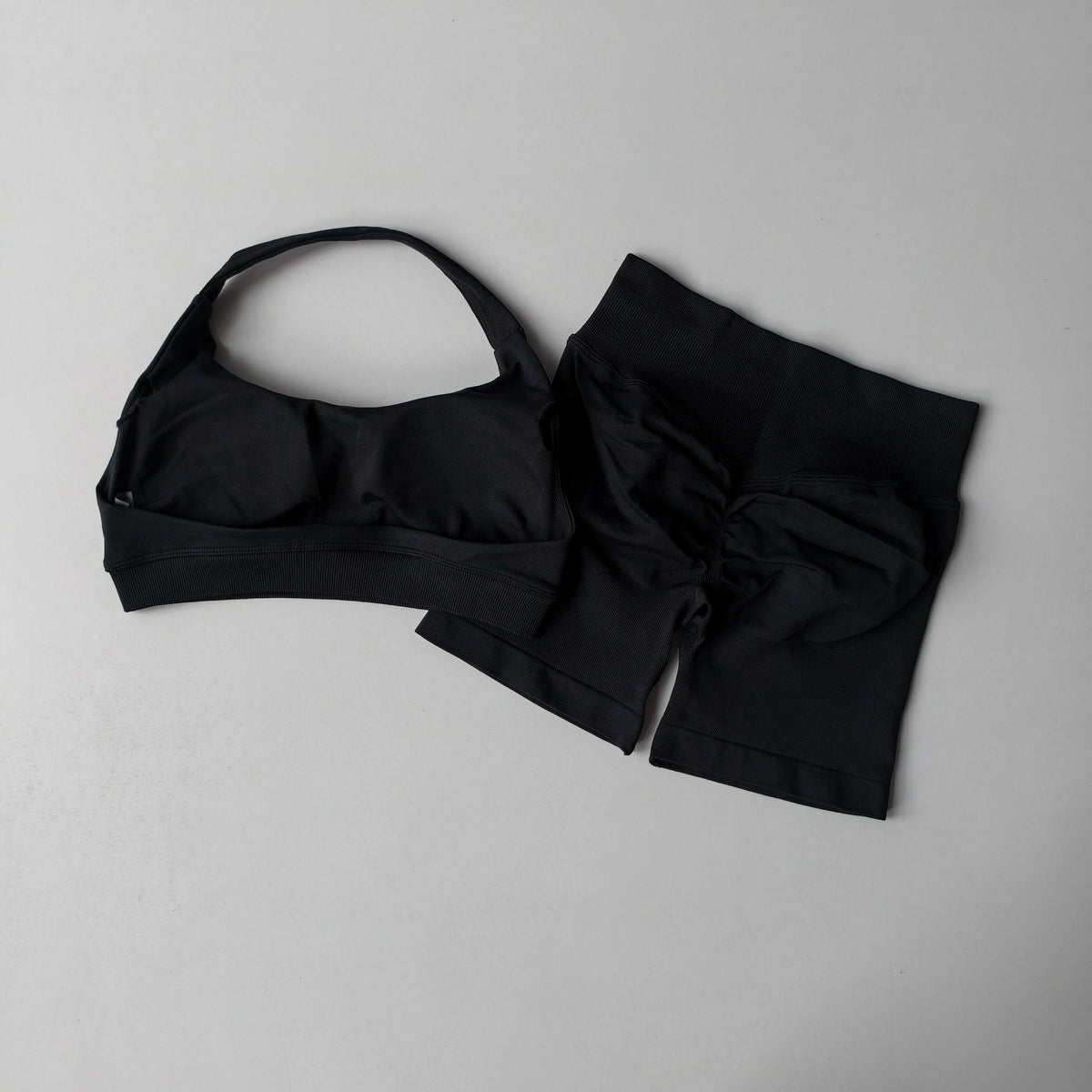 Seamless 2-Piece Workout Set – Halter Sports Bra & High-Waist Shorts